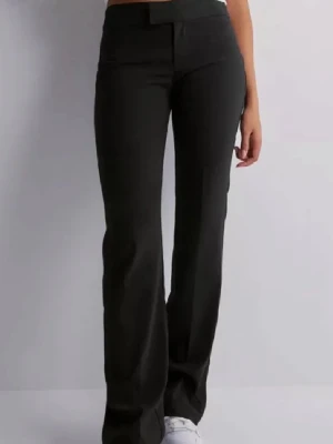 Svarta bootcut kostymbyxor - Storlek L men insytt resårband så blir med som M! (Utförsäljning av kläder, därav gäller priser jag lägger ut det för, inte lägre)