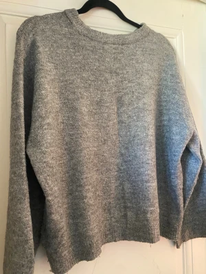 Grå stickad tröja❣️❣️ - Grå stickad tröja❣️❣️Jätte mysig och skön, Har knappt andvänt den🤍 Perfect på våren eller med ett par snygga jeansshorts på sommaren❣️