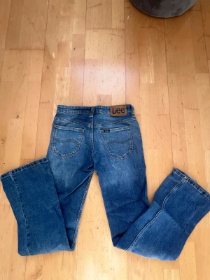 Blå bootcut jeans från Lee - Säljer ett par klassiska blå bootcut jeans från Lee. ❤️❤️ 