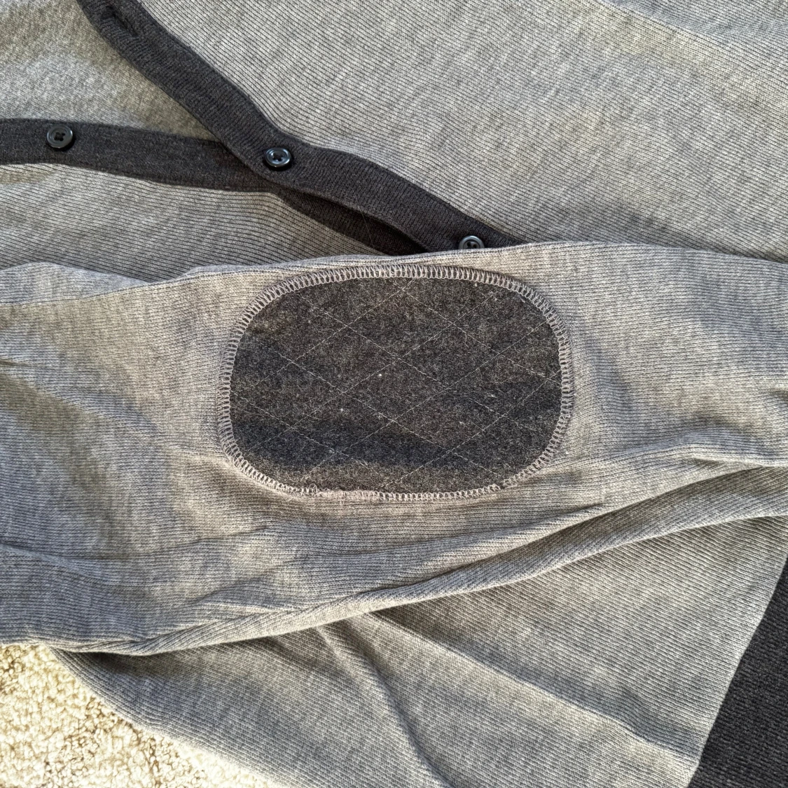 Grå cardigan med armbågslappar - 1