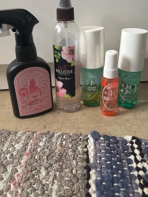 Blandade skönhetsmistar och sprayer - Säljer ett kit med olika skönhetsmistar och sprayer från Lush, Hollister och Sol de Janeiro. Innehåller både doftsprayer och kroppsmister i färger som rosa, grön och orange. Perfekt för dig som gillar att fräscha upp dig snabbt med olika dofter. (Dofterna var inget för mig, samt måste rensa parfymer) 💕💕  Säljer allt ihop för priset 🫶🏼