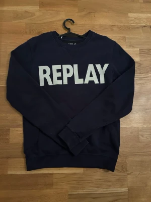 Mörkblå tröja från Replay - Säljer en mörkblå Replay tröja i mycket gott skick, använd Max 10 gånger hör av er vid frågor, passar om man är 170-175 typ