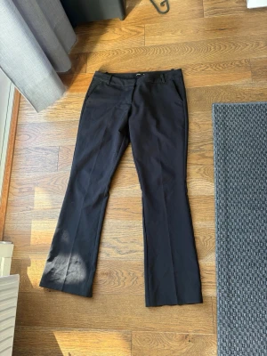 Kostymbyxor BIK BOK  - Svarta kostymbyxor. En skärp flärp har släppt (syns på bild 3) pris kan diskuteras pga det😌( lite smutsiga på denna bild men ska såklart tvättas innan ivägskickning:)