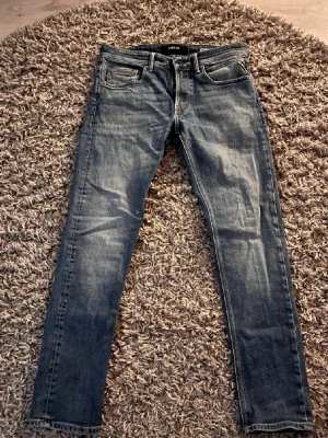 Replay jeans  - Snygga blå slim fit jeans från replay. Väl andvända och inte mycket täcken på andvändning. L30 och w29. OBS! Priset är ej hugget i sten