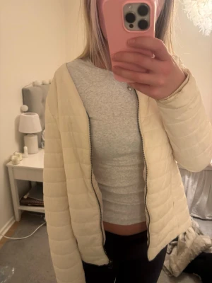 Vårjacka  - Söt vårjacka till våren i en vit nyans 