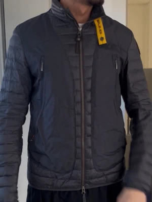 Parajumpers jacka - Parajumpers jacka med har en defekt vid armen,  ÄKTA      Jackan är blå/grå aktig