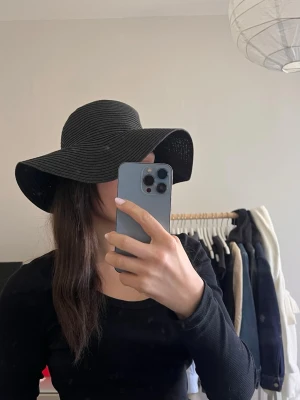 Fin stor solhatt - En fin solhatt i färgen svart från H&M i strl M.  Endast testad, så i mycket bra skick.