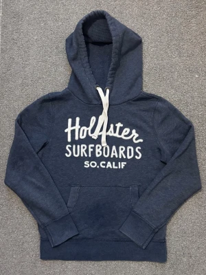 Vintage Hollister Hoodie - Vintage och sällsynt Mörkblå Hoodie från Hollister  | Storlek S | Går ner i pris vid snabbt köp! | Är 175, väger 68kg | Längd ≈65cm, Bredd armhåla - armhåla ≈52cm |Hör av vid ytterligare frågor!!!