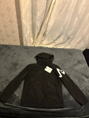 Moncler vindjacka - Säljer en svart Moncler windbreaker. Helt ny, bara testad inomhus aldrig använd ute. Säljer den eftersom den är för stor för mig.