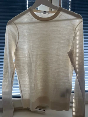 Beige tunn stickad tröja  - Super söt tunn beige stickad tröja från Uniqlo. Den är lite genomskinlig, typ som en Intimissimi tröja. Säljer då jag aldrig använder den. Pris kan diskuteras och skriv vid frågor! %ull.