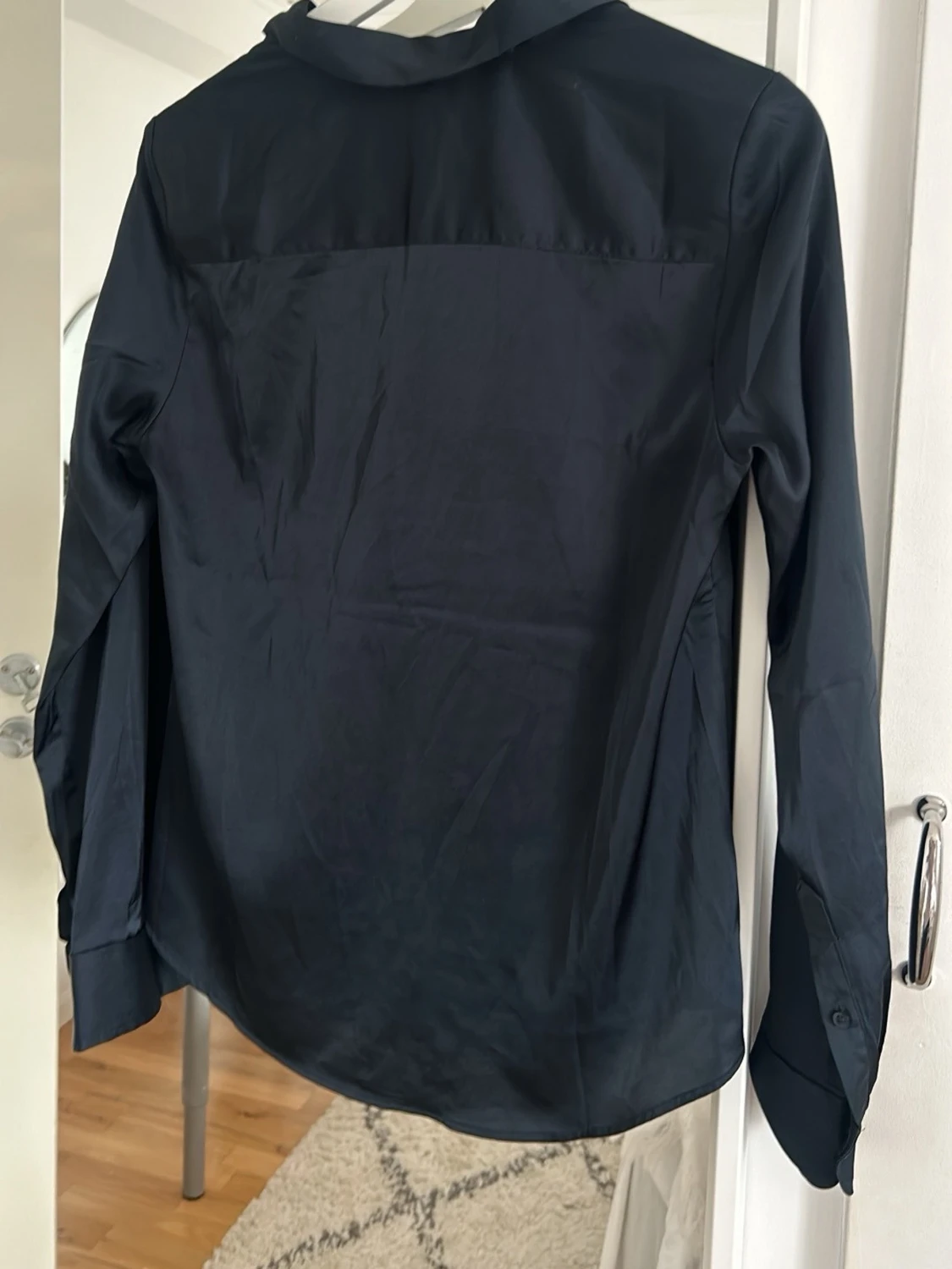 Mörkblå satinblus från H&M - 2