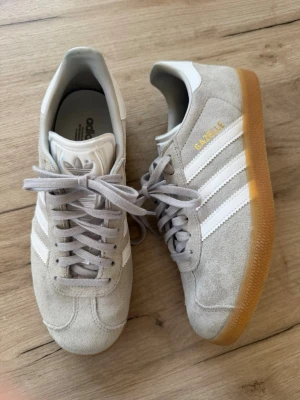 Adidas skor - Grå Adidas Gazelle skor i mycket fint skick, nästan inte använda alls som man ser på bilderna. Nypris runt 1300
