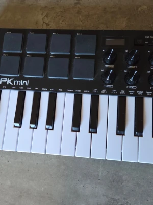 Akai mpk mini mk3 - keyboard - Säljer nu mitt fina keyboard som är i fantastiskt skick!  Fungerar för att spela in musik och noter med flera oktav och padtrummor m.m.   Nypris ca 1200kr Pris går att diskutera vid snabb affär 