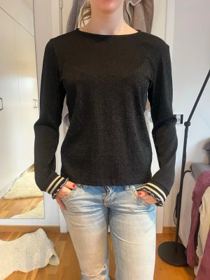 Glittrig topp - Säljer denna så snygga festtoppen från Sofie Schnoor med coola ärmar. Perfekt till fest eller andra tillfällen och i bra skick! Bara att skriva för frågor 💗💗
