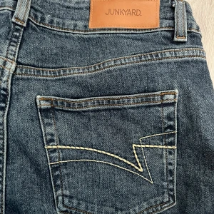 Blå bootcut jeans  - Midjemått: 37/38 cm. Innerbenslängd: 82 cm. Jeansen har varit lite för korta för mig så jag har knappt använt dem. Finns inga tecken på användning!