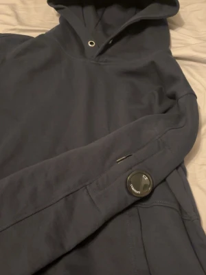 C.P. company hoodie - En mörkblå C.P. Company hoodie som har en skön färg och är stilig