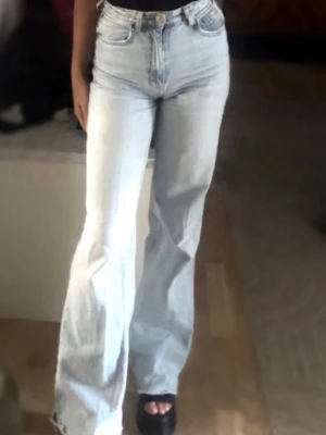 Zara Ljusblåa utsvängda jeans - Säljer ett par ljusblåa jeans med hög midja och utsvängda ben.  Sällan använda och är i jättebra skick💗🌸