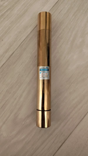 Guldig laserpekare klass III - Säljer en guldig laserpekare med cylindrisk form och metallhölje. Märkt som klass III laserprodukt med våglängd 450nm och max effekt 5000mW. Perfekt för experiment eller presentationer där du behöver en kraftfull laser. Drivs av 2st UltraFire 16340 1500mAh 3.7v batterier, ingår ej. 