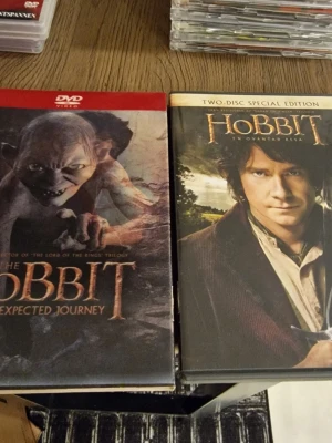 Hobbit DVD specialutgåva - Film i långfilmsformat baserad på J.R.R. Tolkiens berättelse om Bilbo Bagger och hans resa med en grupp dvärgar. Utgåvan är på DVD och innehåller filmen med tillhörande extramaterial enligt baksidestext, såsom bilder och information om produktionen. Lämplig för uppspelning i standard DVD‑spelare som stödjer den aktuella regionkoden och språk-/textningsalternativen angivna på omslaget. Inga repor. Två Dvd skivor.