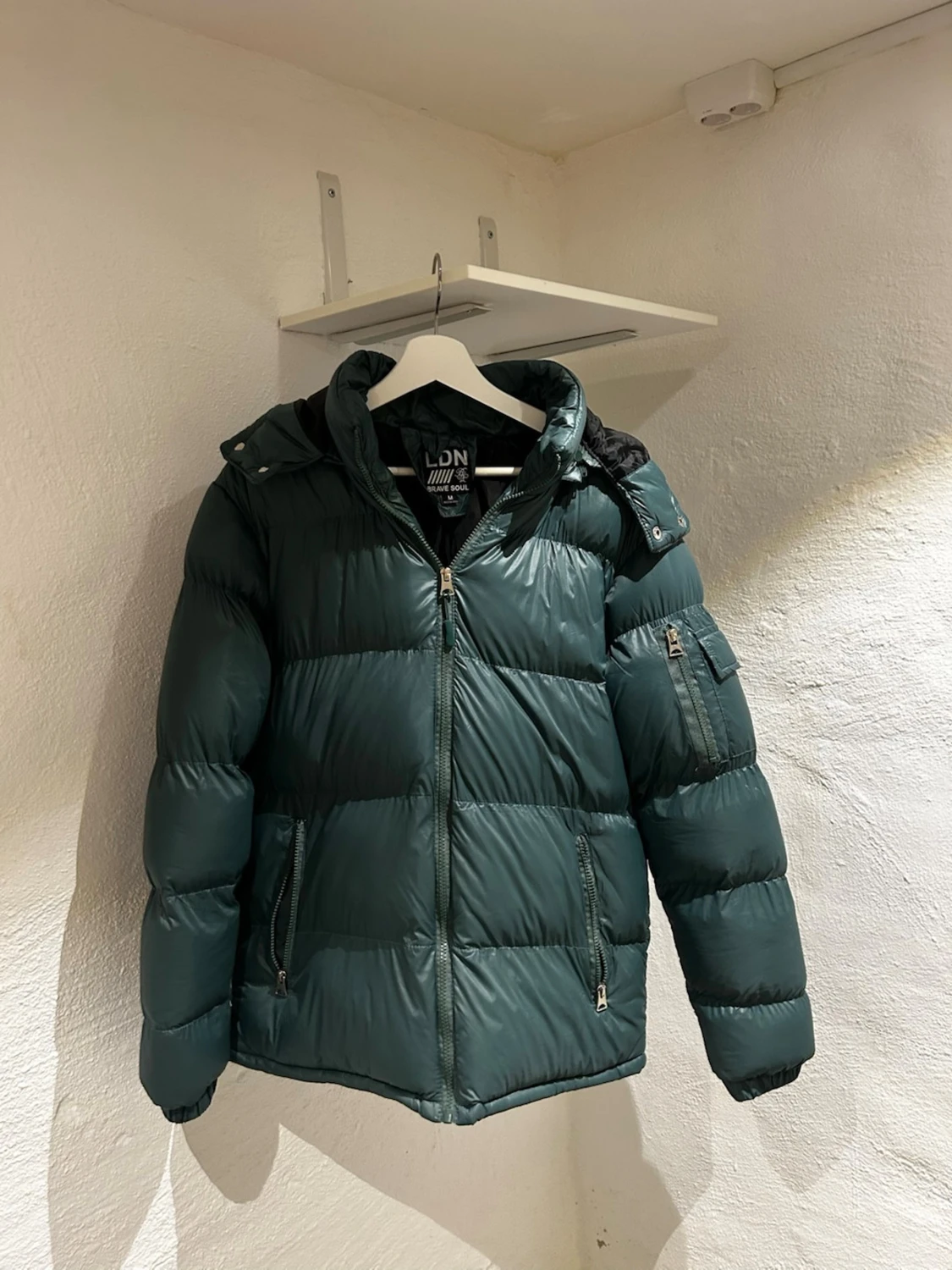 Mörkgrön pufferjacka med huva