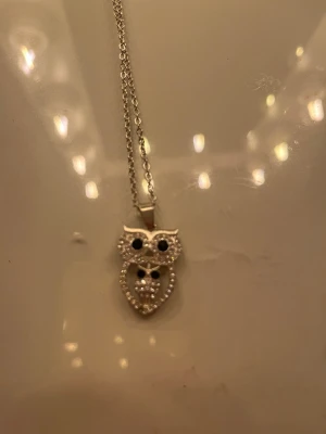 Statementring med svarta stenar - Unik statementring i guldtonad metall med glittrande vita och svarta stenar. Ringen har en bred, öppen design med flera detaljer och gnistrande stenar som fångar ljuset. Perfekt för dig som vill sticka ut med dina accessoarer.