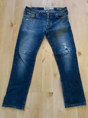 Jacob Cohen jeans - Säljer nu dessa Jacob Cohen - comfort 688, väldigt fint skick. 9/10 - endast byxor ingår.        44cm breda - 98cm långa.