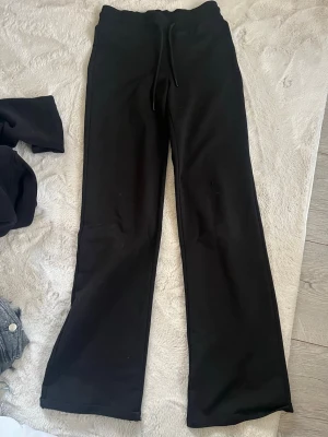 Svarta mysbyxor  - Svarta mjukisbyxor från lager 157. Sitter jätteskönt. Men har fått ett hål på knät som bilden visar så säljer derför billigt.