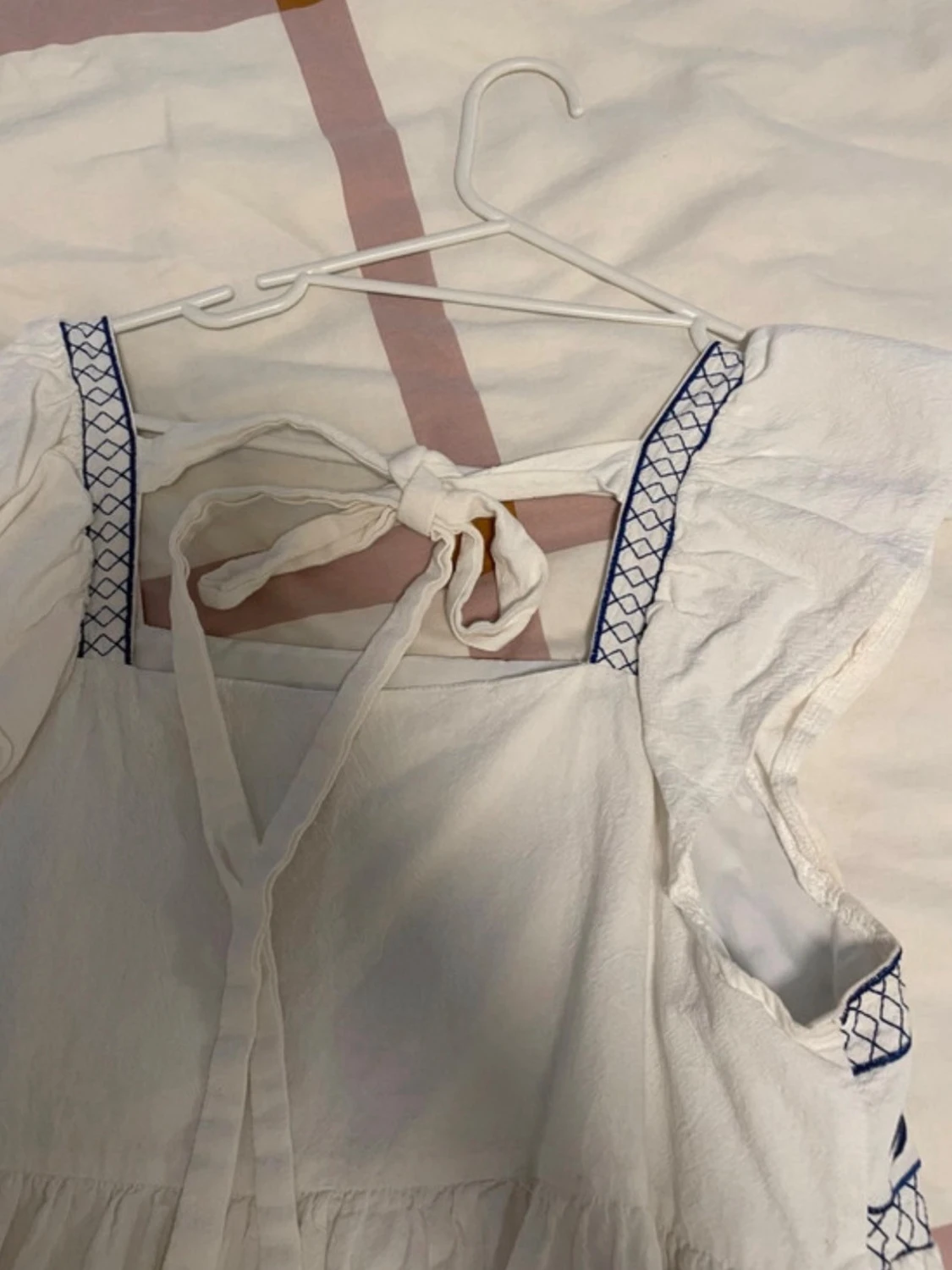 Vit blommig kort klänning med knyt - 1