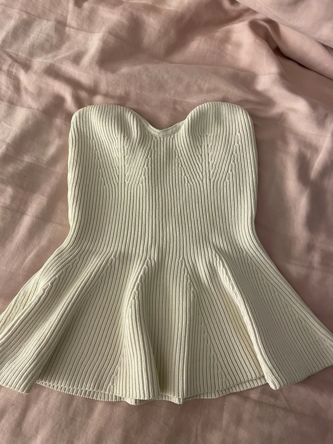 Vit ribbad axelbandslös topp