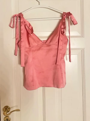 Söt topp från Zara  - Uppsydda axelband därav att rosetterna inte sitter fast😊 st s men med uppsydda axelband💕 Använd fåtal gånger