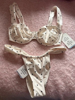 Prickig bikini  - Virala prickiga bikinin!! Underdelen är i s och överdelen 75D men små kuporna, motsvarar en B/C kupa!! 🤍