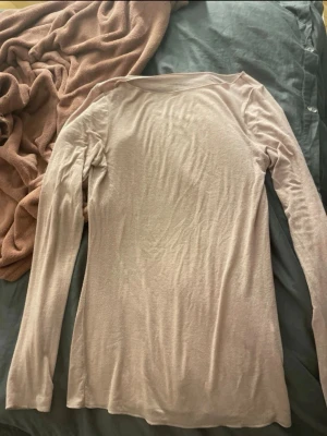 Ljusrosa intimisimi tröja - Jag säljer eftersom den är lite för stor för mig. Priset kan diskuteras och skriv om ni vill ha fler bilder och hur den ser ut på