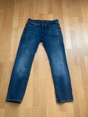 Jack&jones jeans slimfit  - Säljer ett par Jack and Jones mörkblå slim fit jeans . Mörkblå jeans. Väldigt sköna och snygga. Materialet är denim i bomull. Dem är helt sprillans nya. Säljer pga fel köp. L30 W30