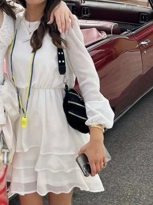 Studentklänning  - Säljer min studentklänning. Vid intresse är det bara att höra av sig💘✨(Finns en liten fläck vid bröstet men syns ej i solljus, skickar vid intresse)