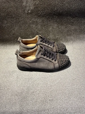 Christian Louboutin skor - Hej! Säljer dessa gråa Loubsen! Riktigt feta och snygga. Skicket är i helhet bra och har tecken på användning  men vid hälen är dom lite slitna. Går att fixa enkelt genom att köpa heel patches för 30kr! Storleken är 41. Skorna är äkta vilket jag garanterar och står för! (Kolla omdömen)  Varmt välkommen skriva vid minsta intresse av köp! Mvh DS 