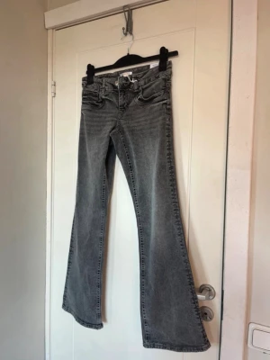 Gråa lågmidjade jeans  - Helt oanvända gråa lågmidjade jeans från Gina Tricot. Storlek 164 men passar mig som är 163 och bär xs/s. Nypris 360kr.