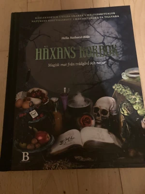 Häxans kokbok - Upptäck magisk mat från trädgård och natur! Den här boken blandar vilda smaker, kärleksdrycker och spännande ritualer med naturens råvaror. Perfekt för dig som vill utforska mat på ett annorlunda och mystiskt sätt.