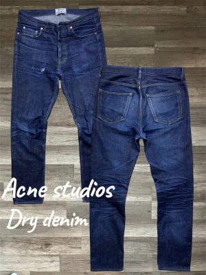 Acne Studios mörkblå dry denim jeans - Dry denim EJ TVÄTTADE Än! 29/32 Slim/rak plattform  Mått:  Midja 39cm Längd 100cm Benöppning 18cm Lår 26cm  Skriv om ni har frågor! Fraktas samma eller nästa dag🚛📦