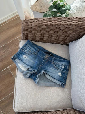 Tally weijl lågmidjade jeansshorts  - Storlek 36 (S). Rakt över midjemått: 37cm. Sista bilden är endast för att visa förväntad passform!  Skickas inom 24h. Se liknande plagg i min profil! 