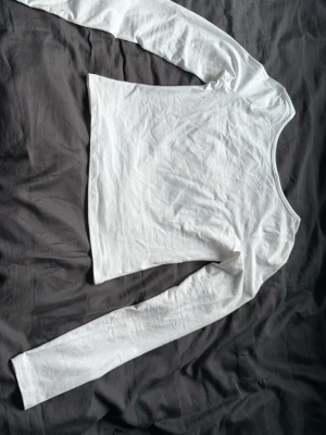 Vit långärmad top - Snygg vit långärmad crop top med öppen rygg 