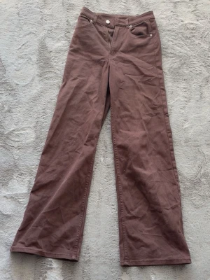 Bruna jeans - Köpta från H&m sällan använda. High rise 