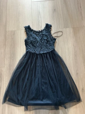 Spetsklänning Vila - Superfin marinblå spetsklänning med djup rygg. Helt ny aldrig använd med lapparna kvar! Precis över knäna på mig som är 165 cm 💙 perfekt för bal, bröllop, dop eller andra fina tillfällen 