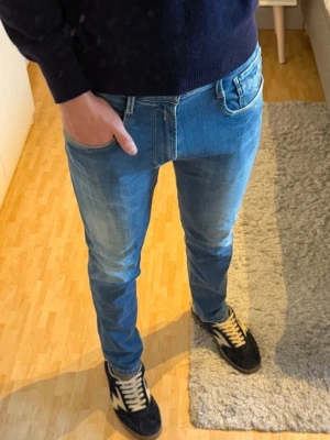 Replay Anbass Hyperflex Slim Fit Jeans - Replay Anbass Hyperflex Slim Fit Jeans | Storlek: 31/32, passar dig mellan 180-190 cm | Skick: 9/10, använda fåtal gånger | Bara att skriva vid funderingar✍️