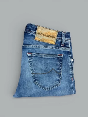 Blå Jacob Cohën "NICK SLIM" Jeans | W33 - • The garment has been gently used and is in good condition  • Size: W33  • Retail price: 5500 SEK / 522€  • Jeans have been tailored. Length: 94 cm.