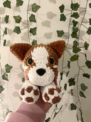 Handvirkat hund! - Handvirkad hund i mjukt polyester garn!.