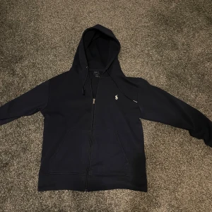 Mörkblå hoodie från Polo Ralph Lauren - Hej! Säljer en ny zip hoodie från polo Ralph lauren. Nypris: 1900  mitt pris 499