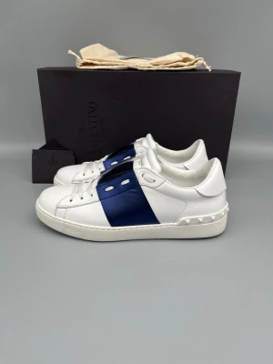 Valentino Open Sneaker Metallic Blue - • The shoes have only been worn a few times and are in like-new condition  • Size: 40 (fits 40.5–41)  • Color: Metallic Blue  • Retail price: 7280 SEK / 590€  • Box, dustbag & valentino card included