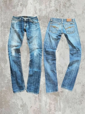 Blå slitna jeans från Nudie Jeans - Tjena! Säljer mina nudie jeans i modellen long thight John. Storlek W29 L34, skriv gärna om ni vill ha mått eller undrar något annat! 