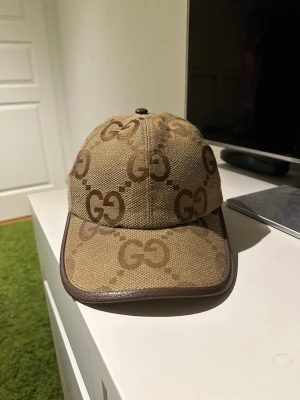 Beige GG keps  - Säljer en JUMBO Beige GG keps, Okej skick 7/10. Finns lite färgändringar inuti som inte syns på nära håll. Skriv för fler bilder, pris kan diskuteras vid snabb affär! :)