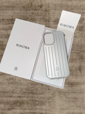 Silver iphone 17 case Rimowa - Snyggt och stilrent mobilskal från Rimowa i silverfärgad design. Aldrig använd
